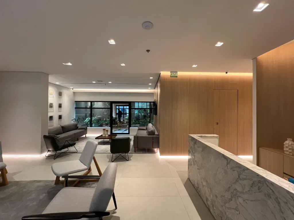 Corredor do Instituto Medicina em Foco — ambiente moderno